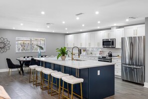 Een koelkast, een magnetron, een oven, een kookplaat