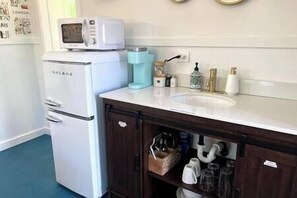 Frigorífic, microones i utensilis de cuina, vaixella i coberteria