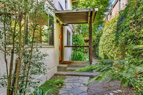 Mill Valley Apartment: Walking Distance to DT