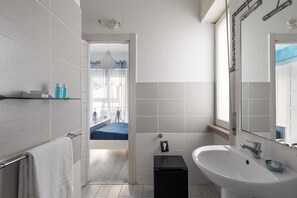 Sèche-cheveux, bidet, serviettes fournies, savon