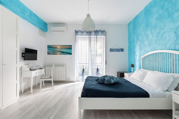 3 chambres, coffres-forts dans les chambres, bureau, lit parapluie