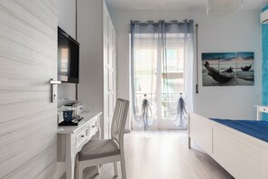 3 chambres, coffres-forts dans les chambres, bureau, lit parapluie