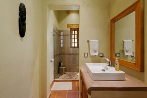 Familien-Ferienhütte | Badezimmer | Dusche, Haartrockner, Handtücher, Seife