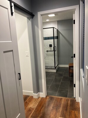 Een douche, handdoeken, zeep, toiletpapier