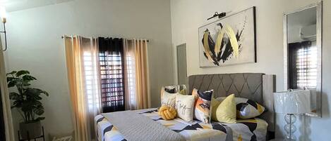 2 عدّة غرف نوم ومكواة/لوح كي وواي فاي مجانًا وملاءات أسرّة