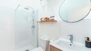 Doccia, asciugacapelli, asciugamani, sapone