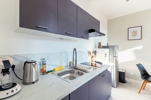 Fridge, microwave, stovetop, coffee/tea maker - Charming T2 in the heart of Villeurbanne (Villeurbanne)