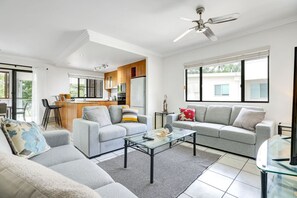 Smart TV - Ocean Spray- Beachfront Retreat with Ocean Views, Jacuzzi & Pool (Yorkeys Knob)