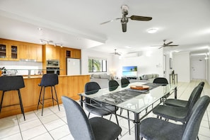 Dining - Ocean Spray- Beachfront Retreat with Ocean Views, Jacuzzi & Pool (Yorkeys Knob)