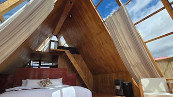 华丽套房, 阳台, 湖景 | 1 多间卧室、笔记本电脑工作区
