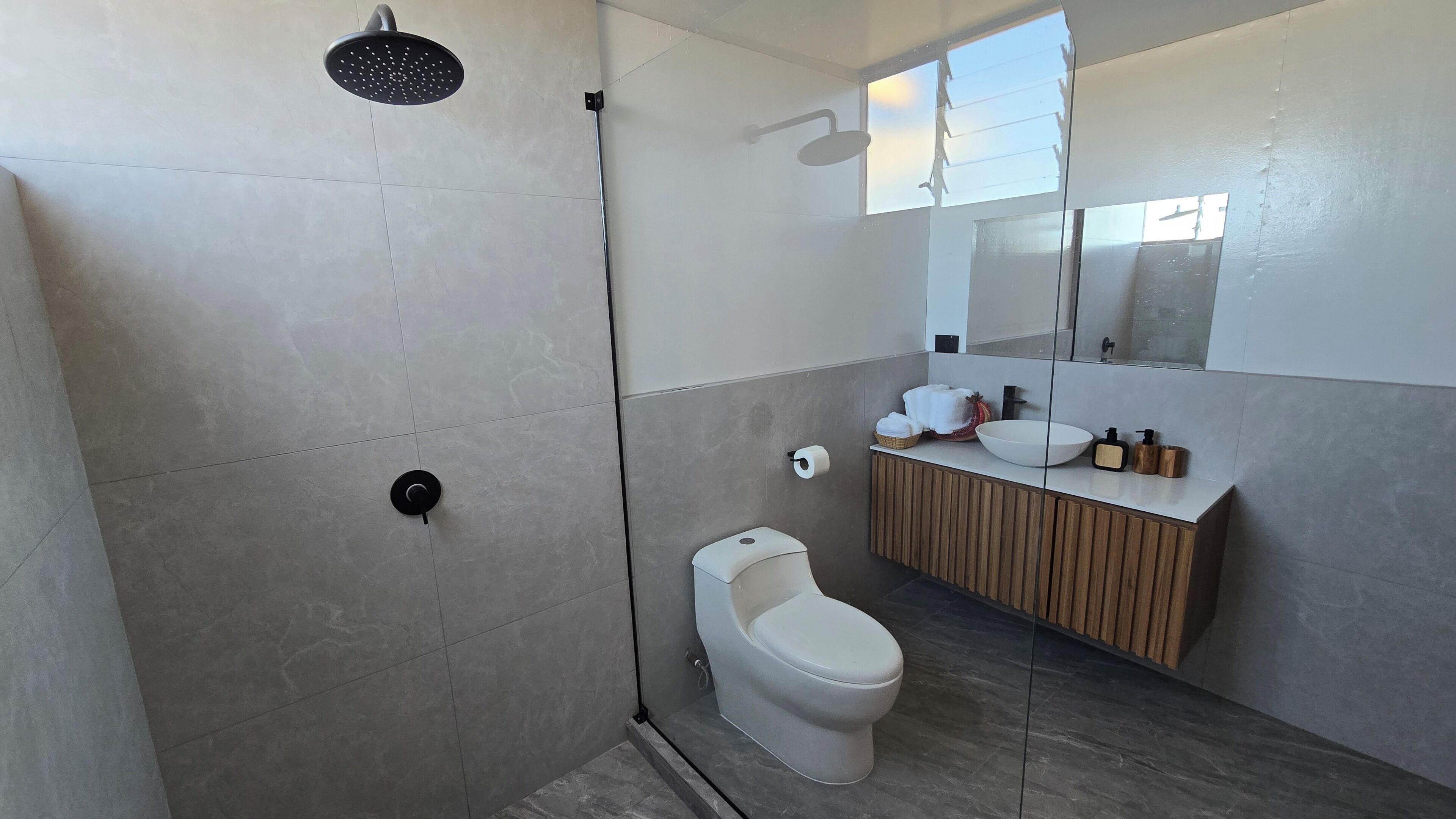 Suite, balcon, vue sur le lac | Salle de bain | Serviettes fournies, savon, shampooing, papier de toilette