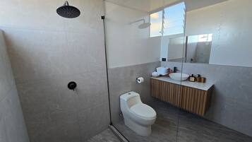 Suite, balcon, vue sur le lac | Salle de bain | Serviettes fournies, savon, shampooing, papier de toilette