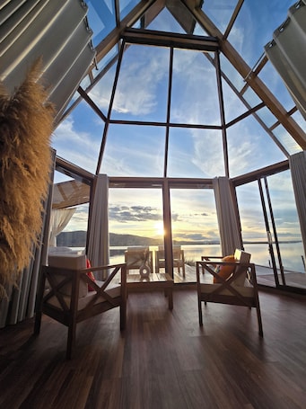 Panoramic Suite, Balcony, Lake View | Laptop workspace, bed sheets. casitas del titicaca peru