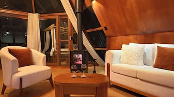 Suite, balcón, vistas al lago | Edredones de plumas, espacio para trabajar con un portátil, ropa de cama