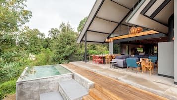 Hồ bơi ngoài trời