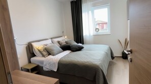 2 chambres, coffres-forts dans les chambres, fer et planche à repasser