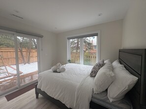 2 bedrooms, iron/ironing board, WiFi, bed sheets - Stunning Custom Luxury 2-Bedroom GARDEN SUITE (Toronto)