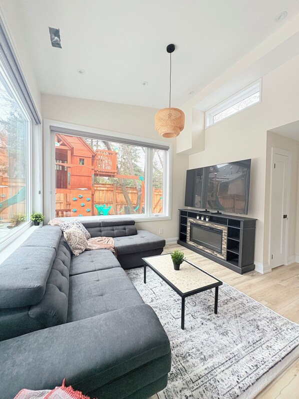 Smart TV, fireplace - Stunning Custom Luxury 2-Bedroom GARDEN SUITE (Toronto)