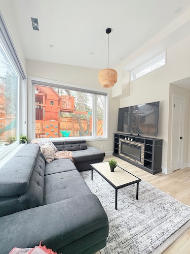 Stunning Custom Luxury 2-Bedroom GARDEN SUITE