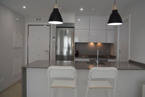 Kjøleskap, mikrobølgeovn, oppvaskmaskin og brødrister