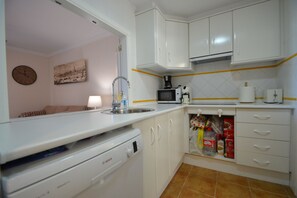 Jääkaappi, mikroaaltouuni, astianpesukone, leivänpaahdin