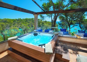 Outdoor spa tub