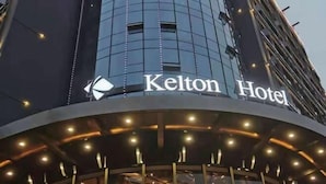 El exterior del Hotel Kelton, con su nombre exhibido en la fachada.