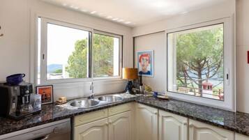 House, 4 Bedrooms, Terrace | Private kitchen