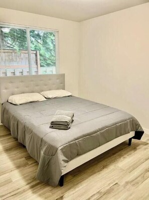 2 bedrooms, iron/ironing board, WiFi, bed sheets