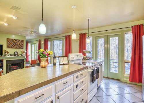 The Rhododendron House is a spacious cottage in Waynesville, NC. It is ideal for families traveling with younger and older children and longer term stays. This open floor plan, 1000sq foot cottage is a stand alone building and has ample space to spre