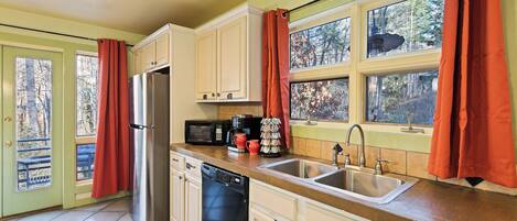 Coffee/tea maker, fridge, microwave, oven