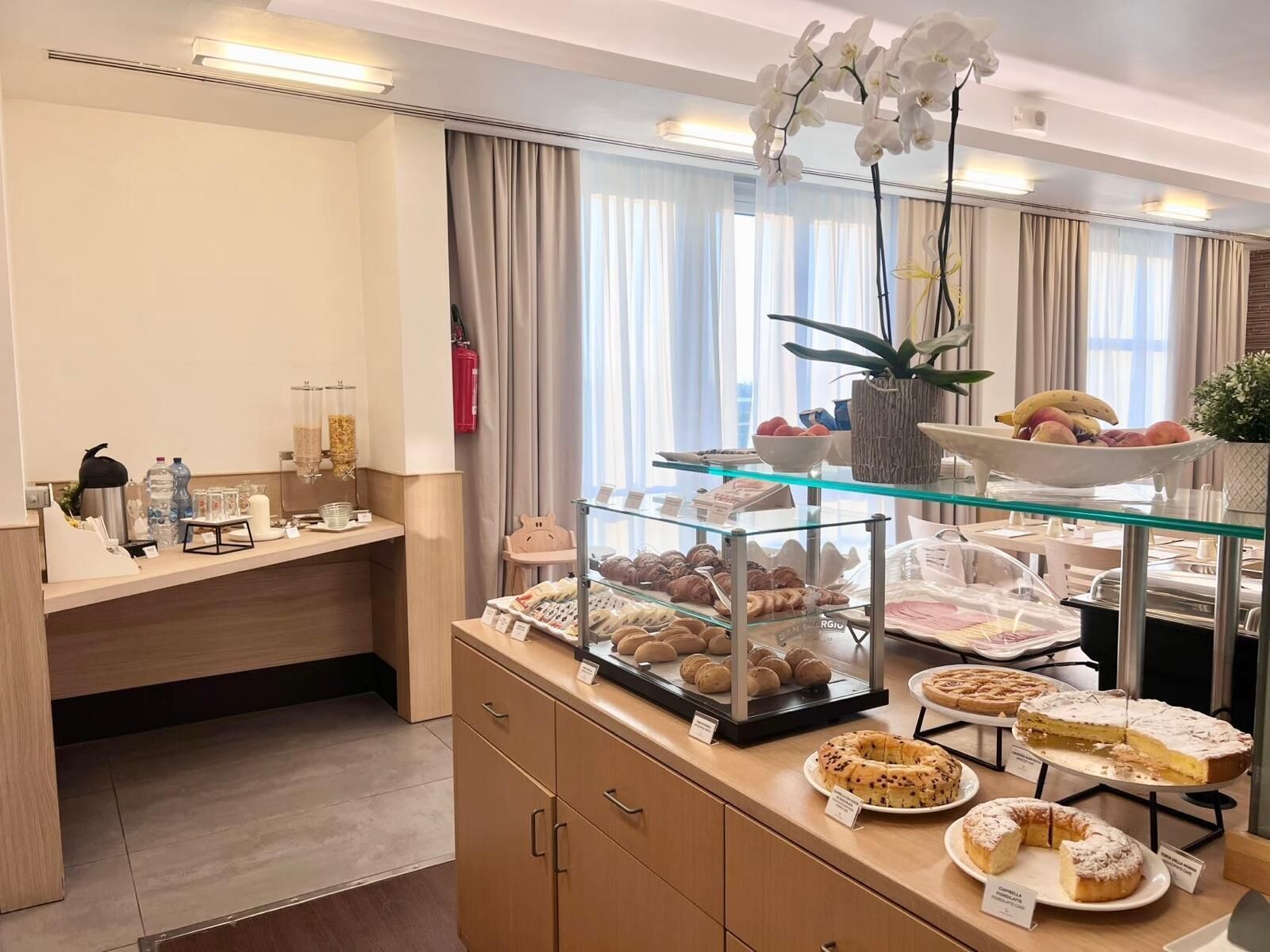 Daily continental breakfast (EUR 10 per person)