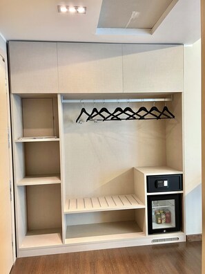 Comfort kamer, 1 twee- of 2 eenpersoonsbedden | Een kluis op de kamer, een bureau, een laptopwerkplek