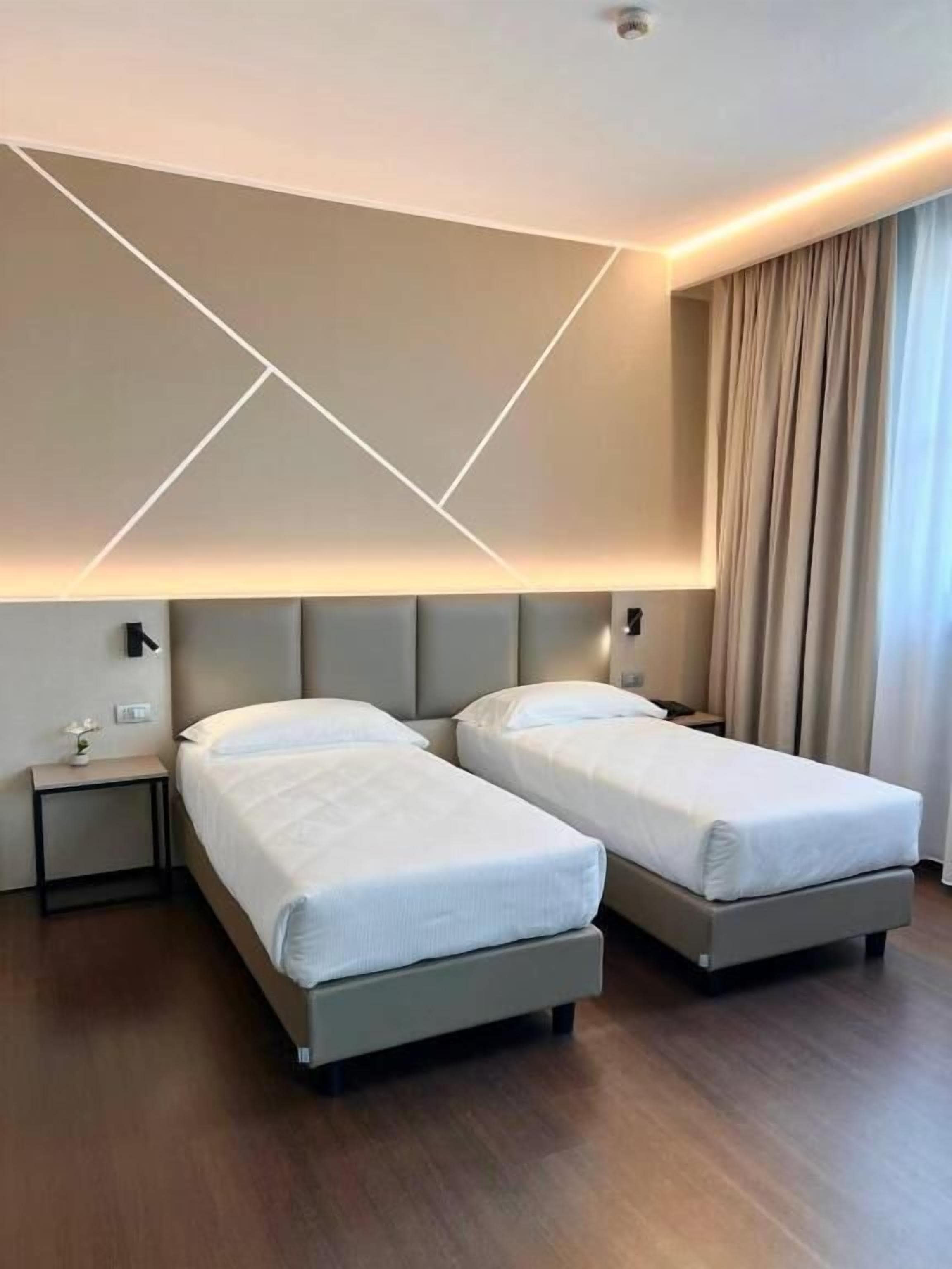 Dreibettzimmer | Zimmersafe, Schreibtisch, laptopgeeigneter Arbeitsplatz