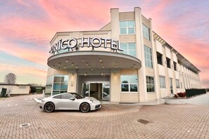 Front of property - Unico Hotel (Ossona)