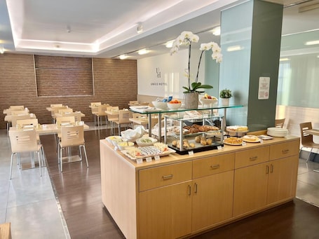 Colazione continentale a pagamento, servita tutte le mattine . Unico Hotel