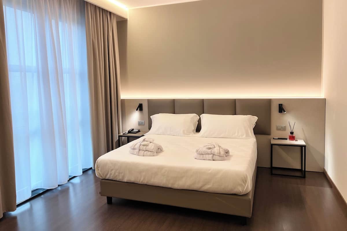 Comfort Double or Twin Room | Peti besi dalam bilik, meja, ruang kerja komputer riba