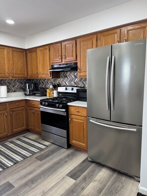 Een koelkast, een microgolfoven, een oven, een kookplaat