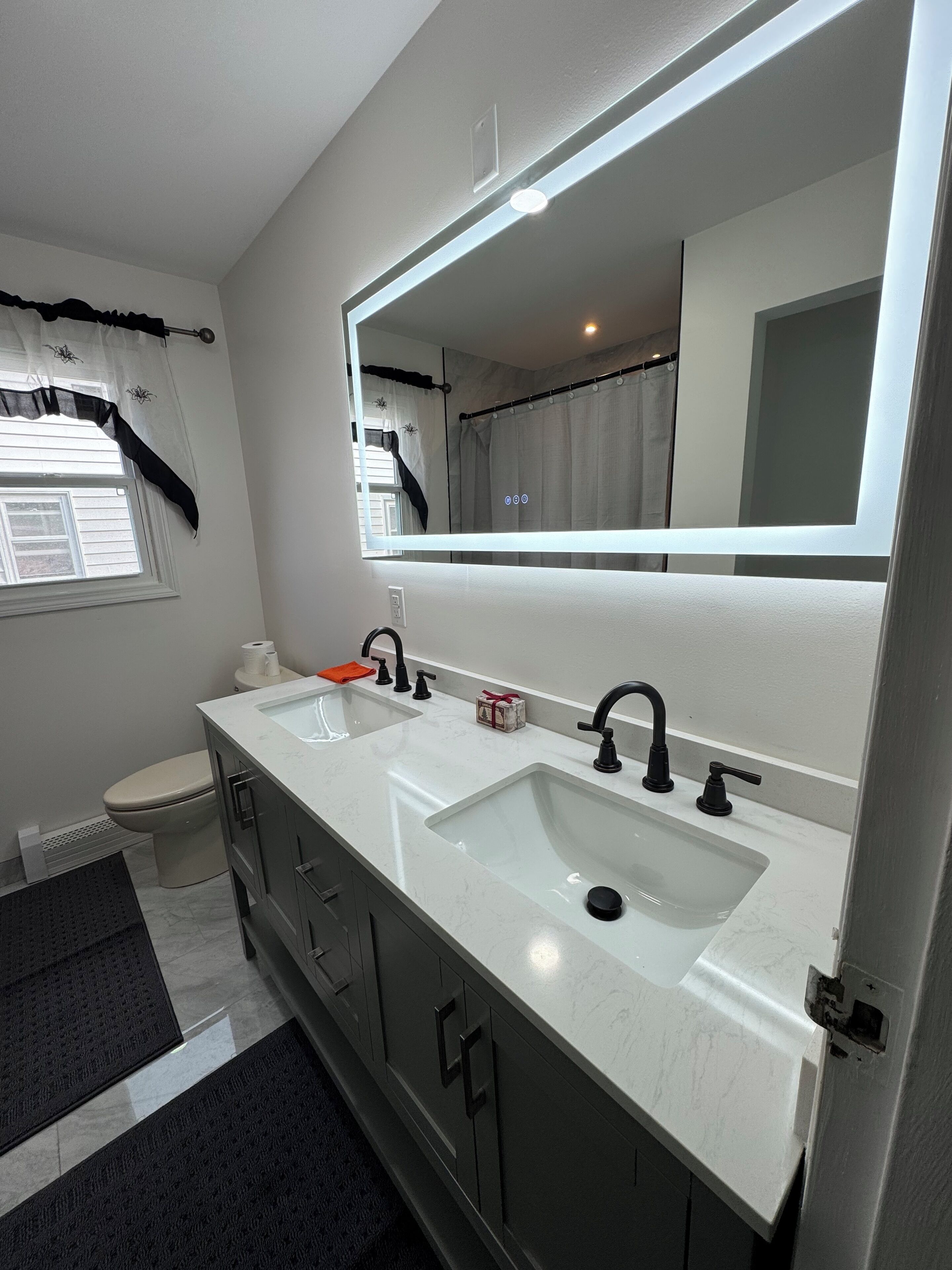 Een bubbelbad, handdoeken, zeep, toiletpapier