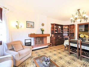 House, 4 Bedrooms, Terrace | Living area