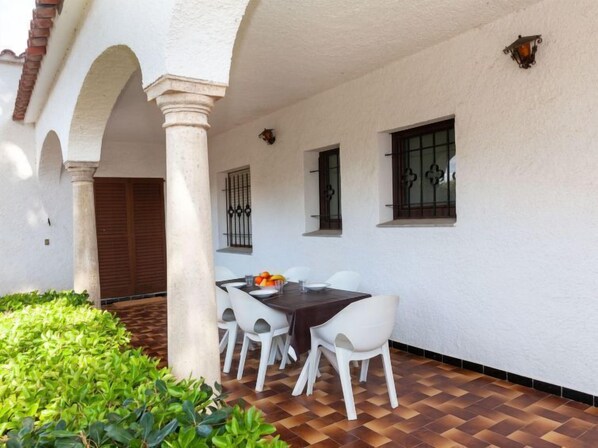 Outdoor dining - Global Les 4 Saisons 6911 (L'Escala)