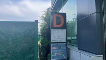 A sign with the letter 'D' and a map, indicating a location or direction.