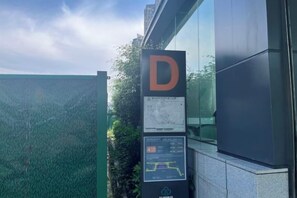 A sign with the letter 'D' and a map, indicating a location or direction.