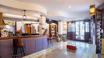 Lobby lounge