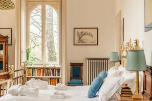 6 bedrooms, travel crib, WiFi, bed sheets