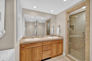 Shower, free toiletries, hair dryer, towels - Center Street Hideaway in the Heart of Moab #3 (Moab)