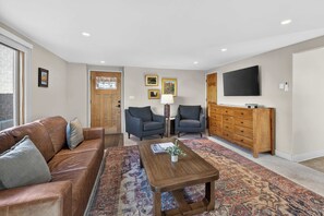 TV, peis og kontorer