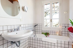 Secadora de cabello, bidet, toallas 