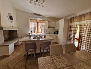 Fridge, oven, stovetop, dishwasher