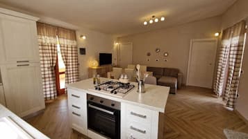 Frigorifero, forno, piano cottura, lavastoviglie